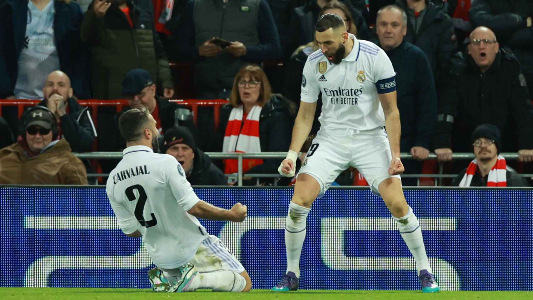 Karim Benzema, celebrando su gol con el Real Madrid en Anfield con Dani Carvajal