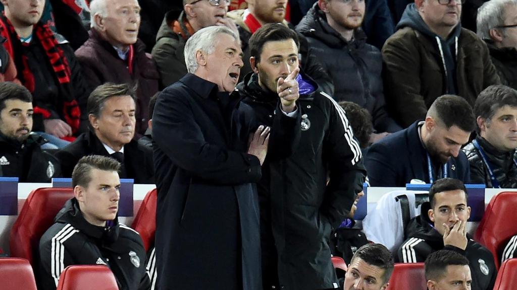 Carlo Ancelotti, junto a su hijo Davide en Anfield