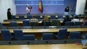 La portavoz de Junts Miriam Nogueras retira la bandera española del Congreso para dar su rueda de prensa
