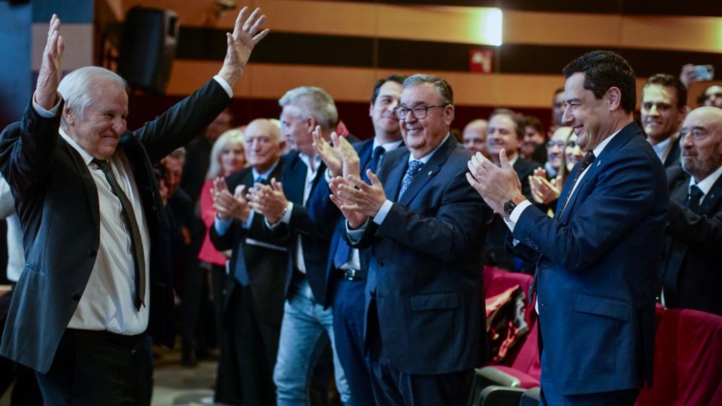 El presidente de la Junta de Andalucía, Juanma Moreno, junto a Manuel Benítez 'El Cordobés'.