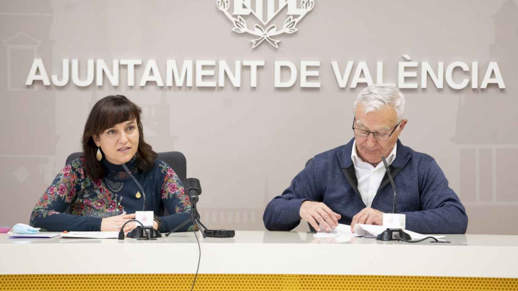 La concejal de Servicios Sociales, Isabel Lozano, junto al alcalde de Valencia, Joan Ribó. EE