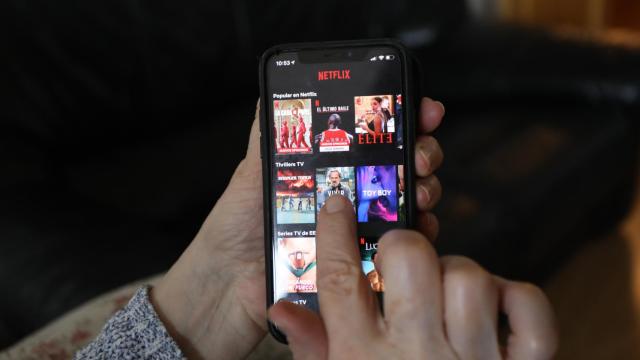 Una persona utilizando la aplicación de Netflix en su teléfono móvil.