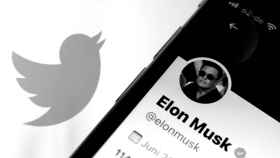 Imagen de la cuenta de Elon Musk en Twitter junto al logo de la red social.
