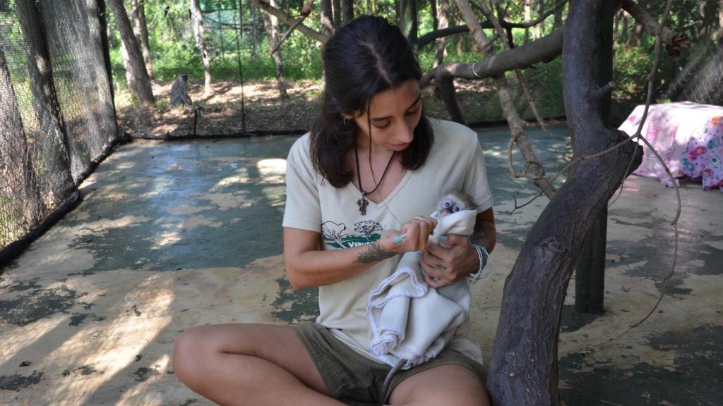 Jess Vázquez junto a Félix, uno de los bebes huérfanos rescatados en esta temporada.