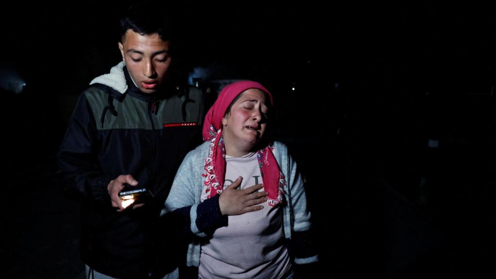 Dos personas salen a la calle tras sentir nuevos temblores en Hatay.