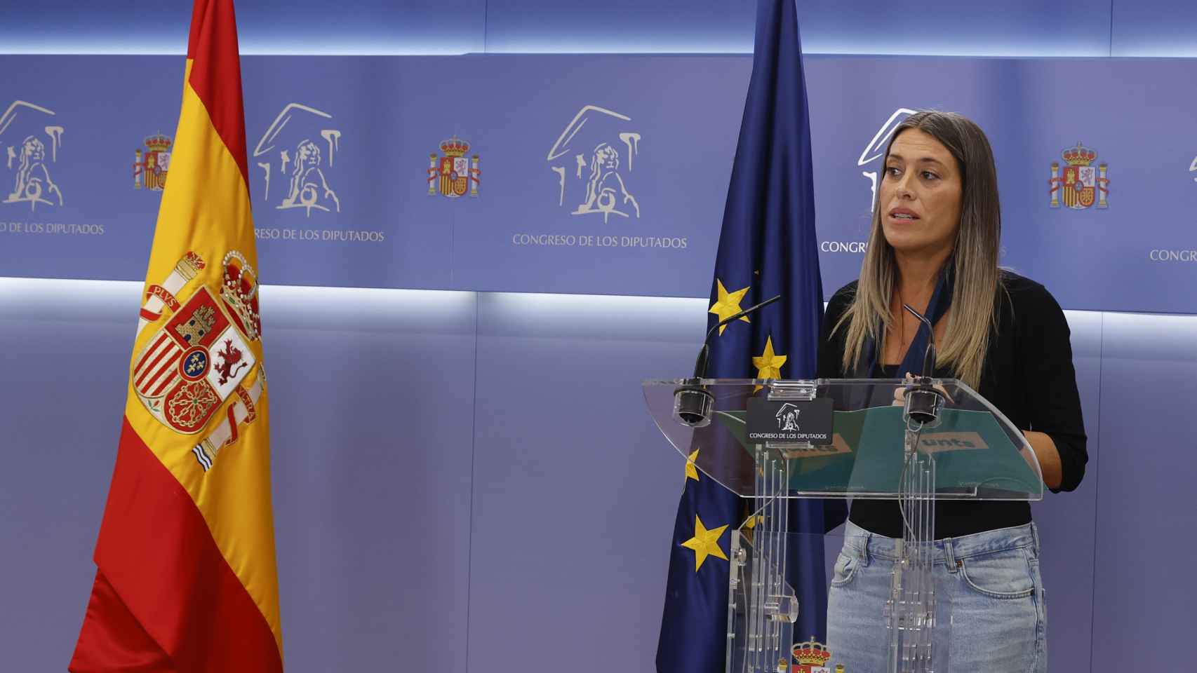 La diputada Miríam Nogueras junto a la bandera de su país y la de la UE.