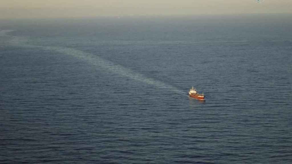 El buque ‘Lagertha’ realizando la descarga ilegal de hidrocarburos en Galicia.