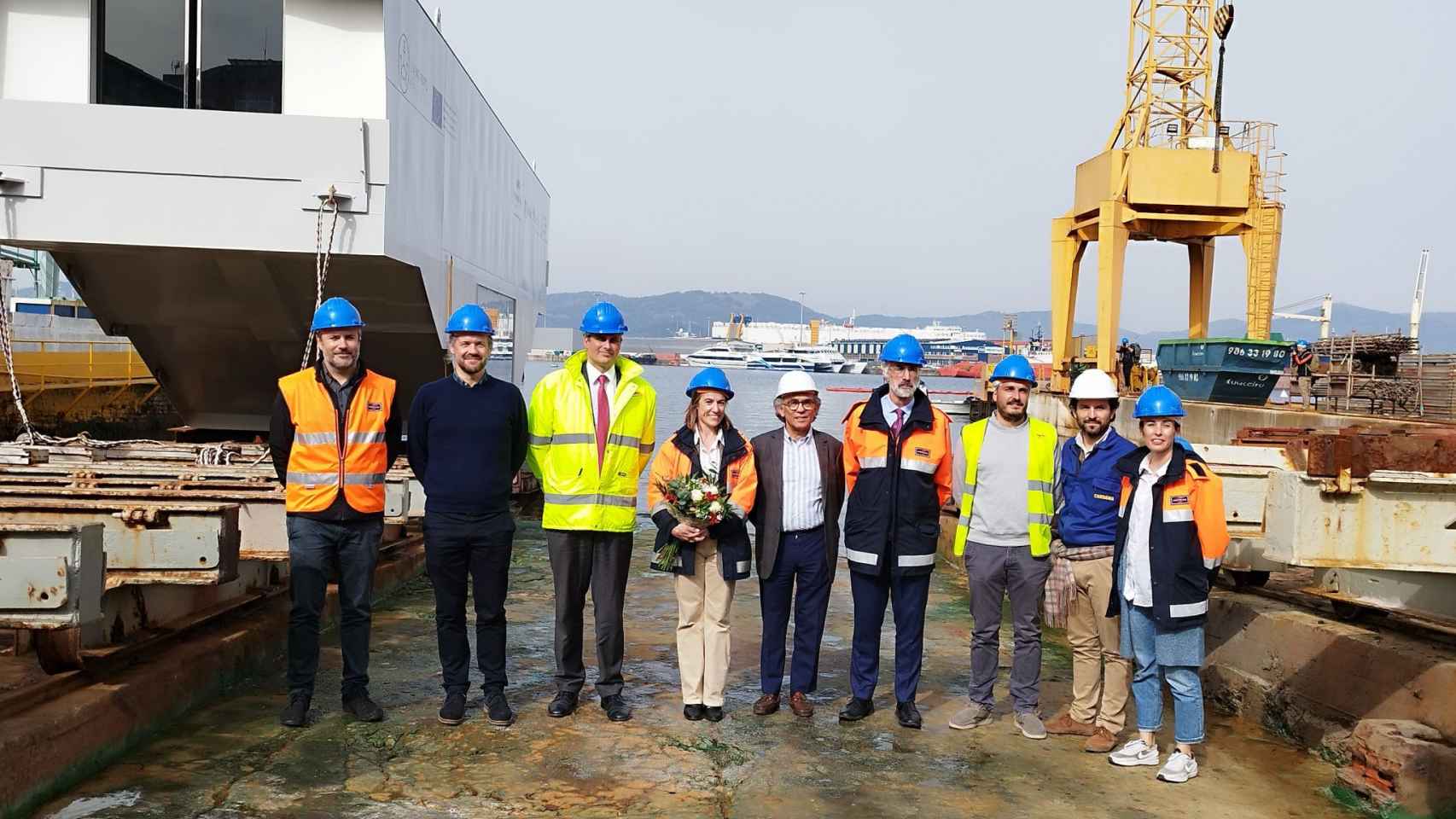 Representantes de la Autoridad Portuaria visitan el visor en la dársena de A Laxe.