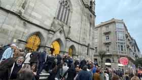 Asistentes a la misa funeral por Ceferino de Blas a la salida de la iglesia Santiago de Vigo.