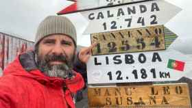 El biólogo Carlos Barros en la Antártida con un cartel de Sanxenxo.