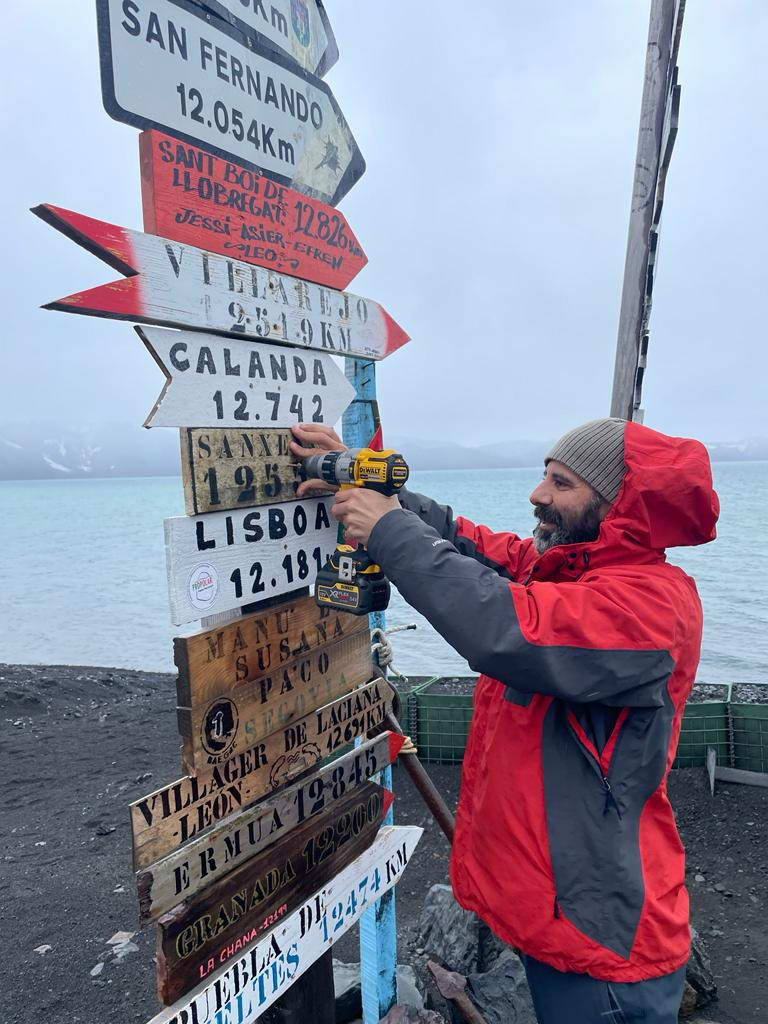 Carlos Barros instalando la rosa de los vientos en Isla Decepción.
