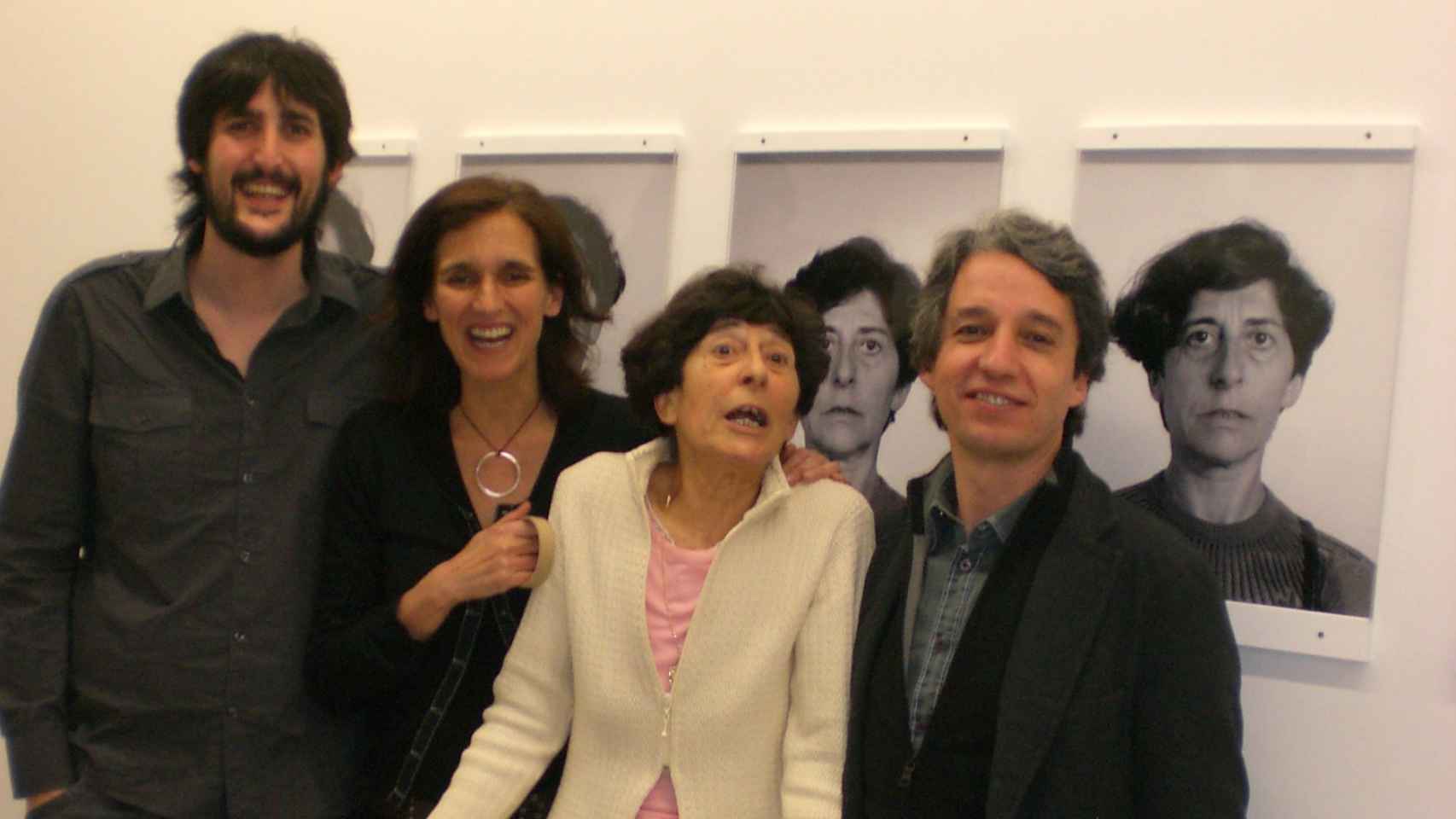 Quico Peinado, Gabriela Moragas, Esther Ferrer y Emilio Álvarez en la exposición de la artista en Àngels Barcelona en 2008. Foto: Àngels Barcelona