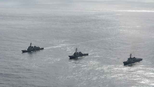 Varios buques de la Armada de Japón este miércoles durante la realización de las maniobras.