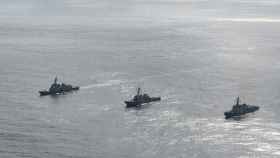 Varios buques de la Armada de Japón este miércoles durante la realización de las maniobras.