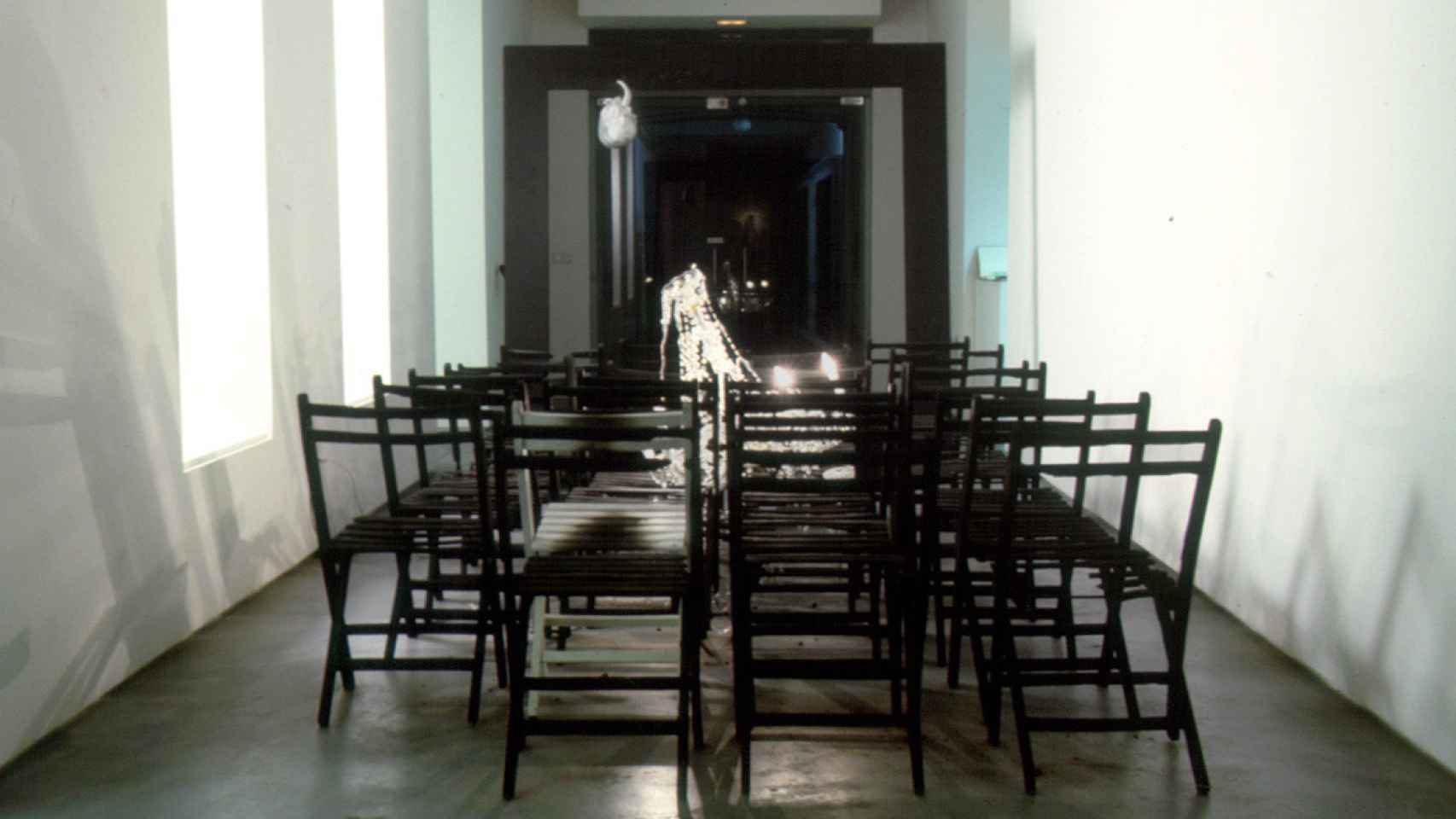Vista de 'Luz sobre las espaldas' (2000), primera muestra de Bernardí Roig en Max Estrella. Foto: Galería Max Estrella