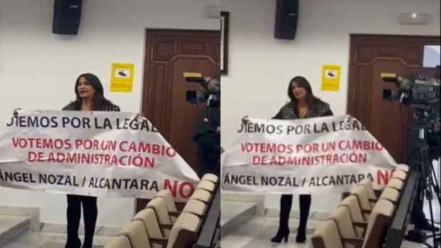 El último show de Aída Nizar: irrumpe en el pleno de un Ayuntamiento con una pancarta