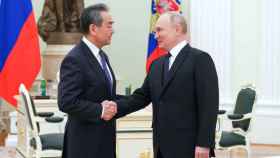 Putin saluda este miércoles en Moscú al director de la Oficina de Asuntos Exteriores de China, Wang Yi.