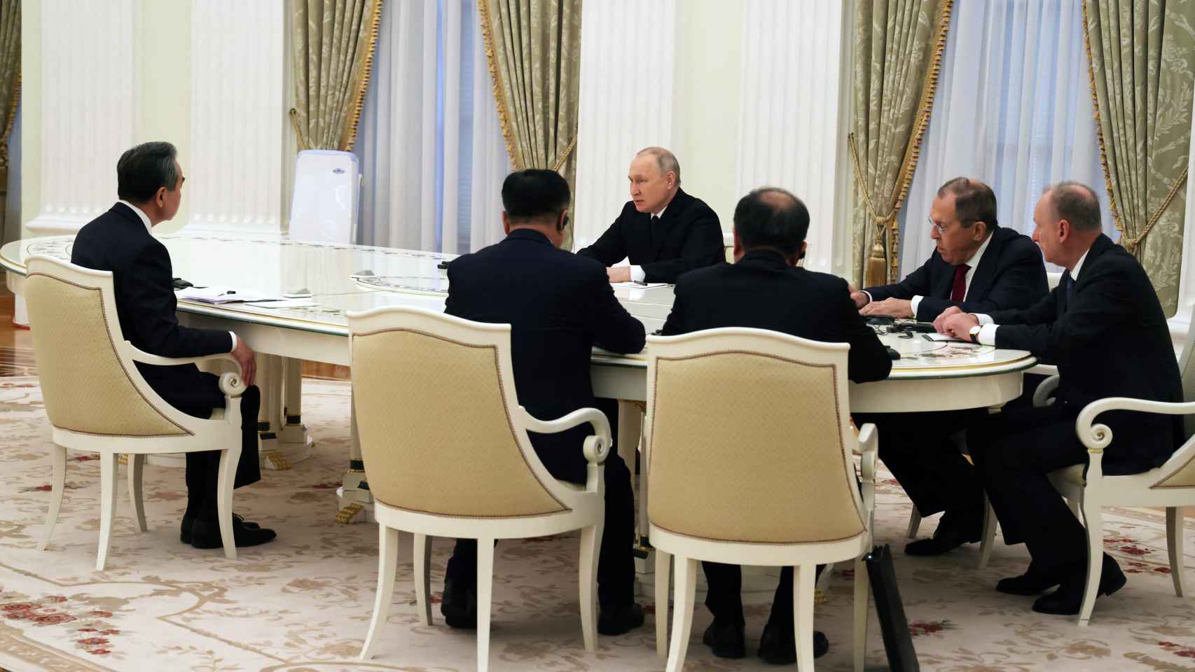 El Presidente de Rusia, Vladimir Putin, durante la reunión en Moscú con el jefe de la diplomacia china, Wang Yi.