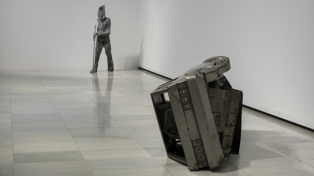 'Loaded Car', 1998, y, al fondo, 'Blotter Figures: Coming Towards', 1999