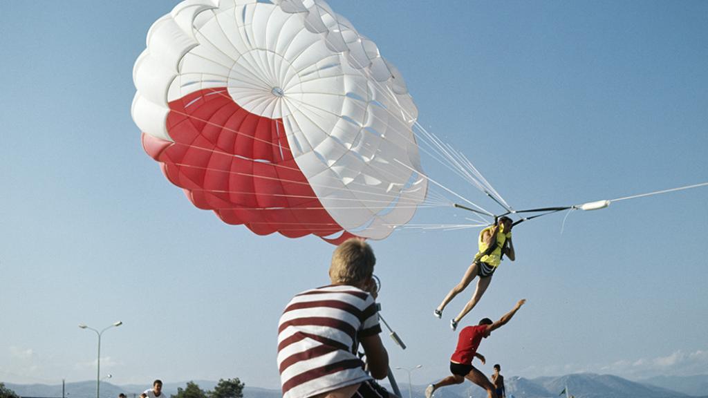 'Jean Creff haciendo parasailing', 1964