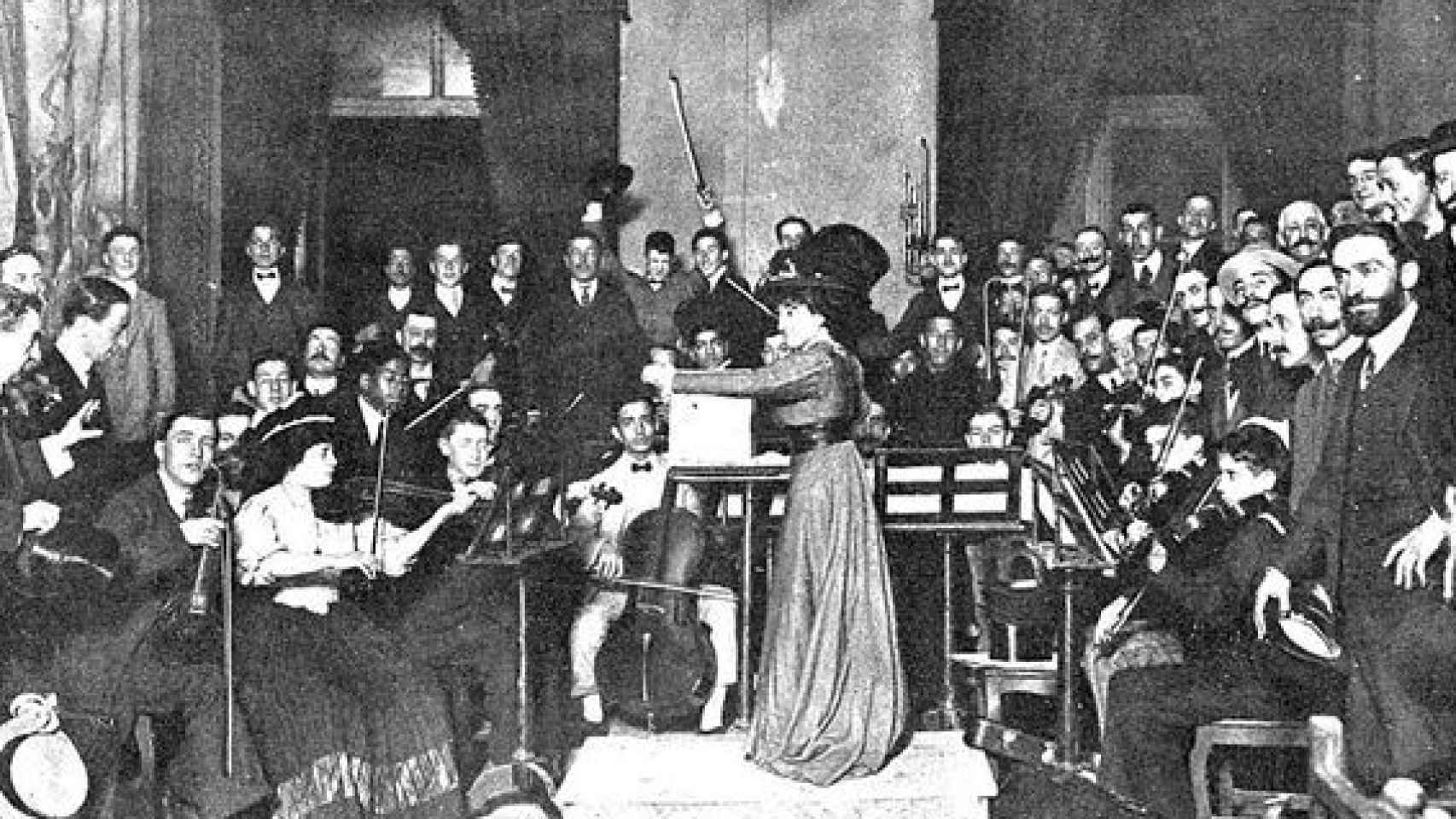María Rodrigo dirige su propia música en 1909, en el Círculo de Bellas Artes de Madrid. Foto: Ramón Cifuentes