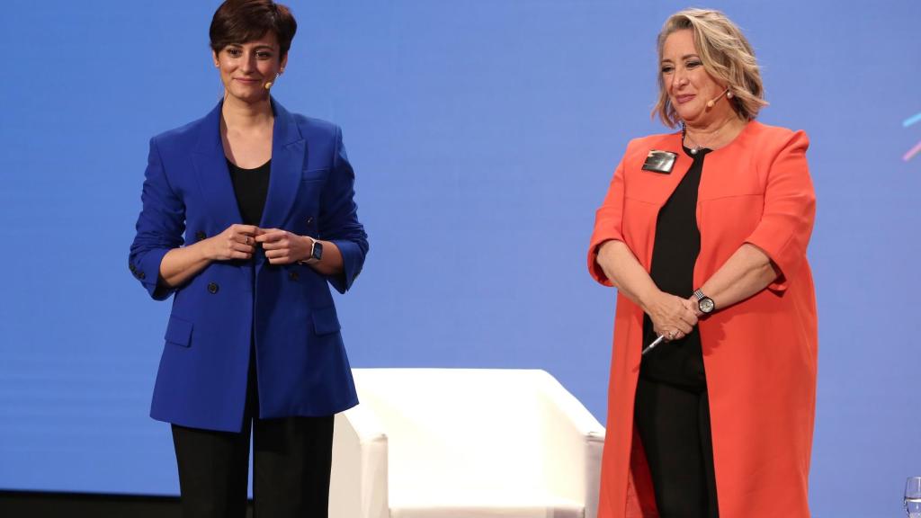 La ministra portavoz del Gobierno, Isabel Rodríguez, con Esther Esteban en la primera edición del foro