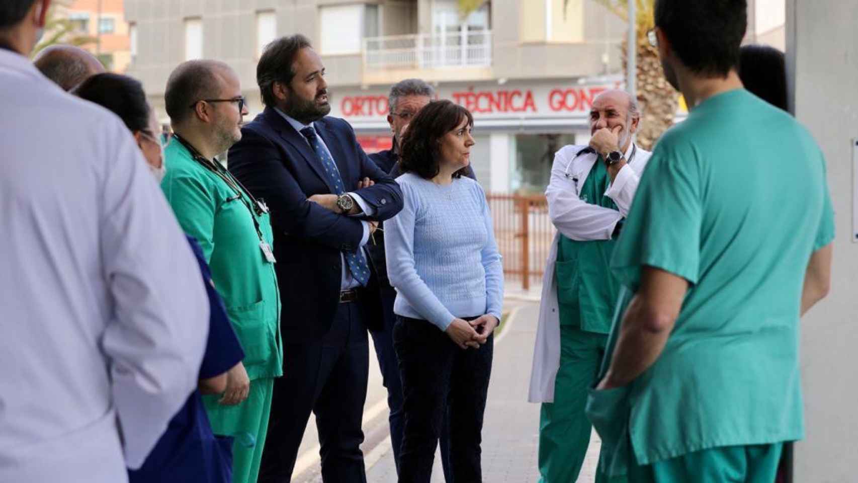 Paco Núñez junto a sanitarios del Hospital de Hellín (Albacete). Foto: PP CLM.