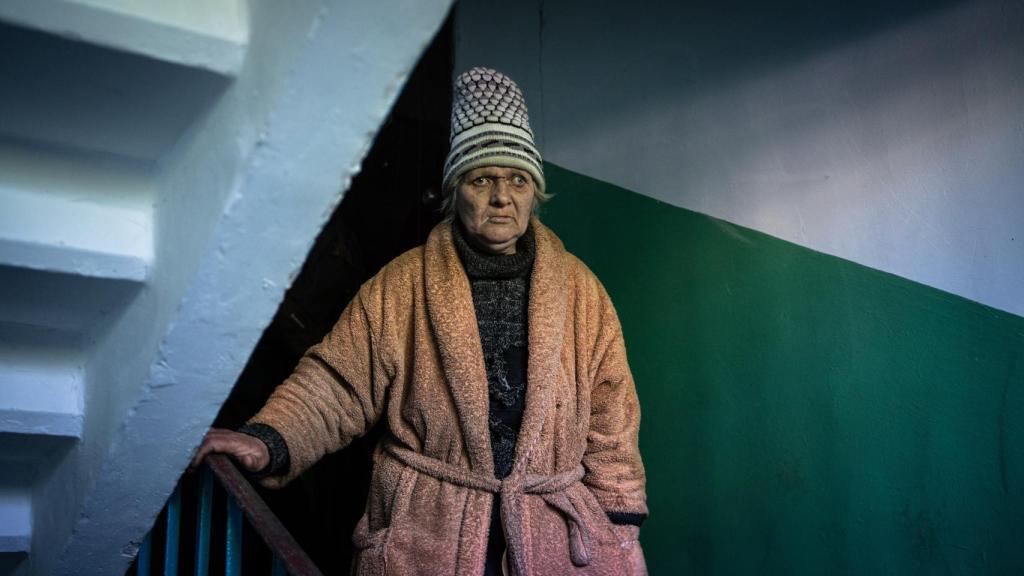 Natasha en las escaleras de su casa, en mayo de 2022.