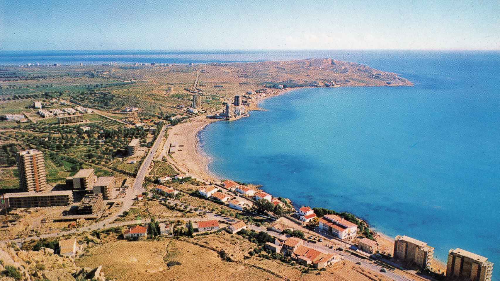 Una vista de la playa de la Albufereta hacia 1960 antes de su desarrollo urbanístico.