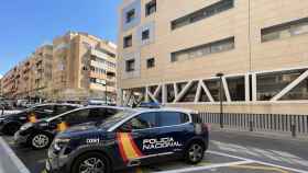 Coches de la Policía Nacional en la ciudad de Alicante, en imagen de archivo.
