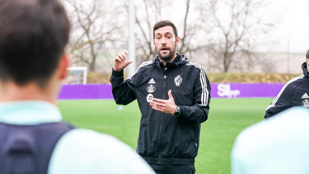 Manu Olivas durante su primer entrenamiento con el Juvenil A del Pucela.