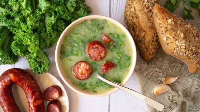 Sopa de kale, la receta barata y fácil del caldo verde portugués