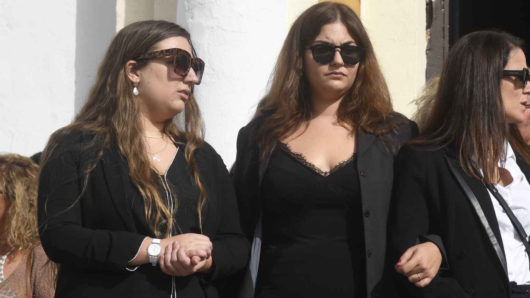 Las hijas de Jesús Quintero el día de su funeral.