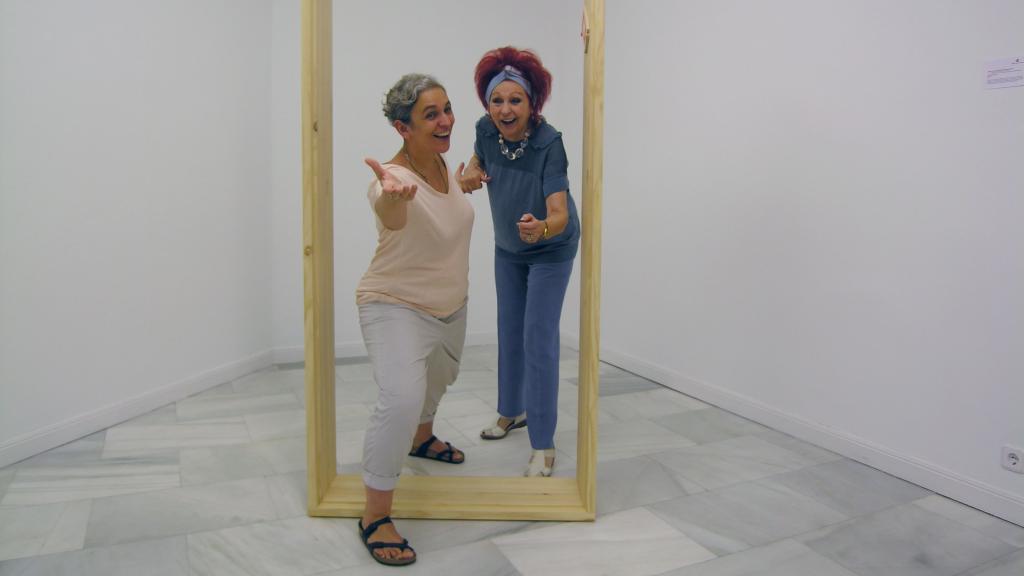 Dora García y Juana de Aizpuru, en la inauguración de la exposición 'Exile' en la galería de Madrid, en 2014. Foto: Galería Juana de Aizpuru