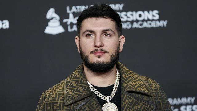 El cantante Omar Montes, posa en el photocall del concierto acústico de los Latin Grammy