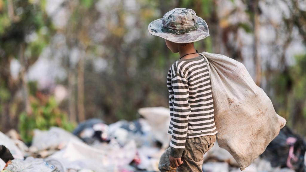 Imagen de archivo de un niño buscando comida en un vertedero.