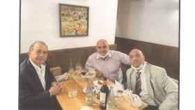 El general Espinosa (izda.), en un restaurante de Madrid con el mediador y uno de los empresarios arrestados, en una imagen que obra en el sumario.