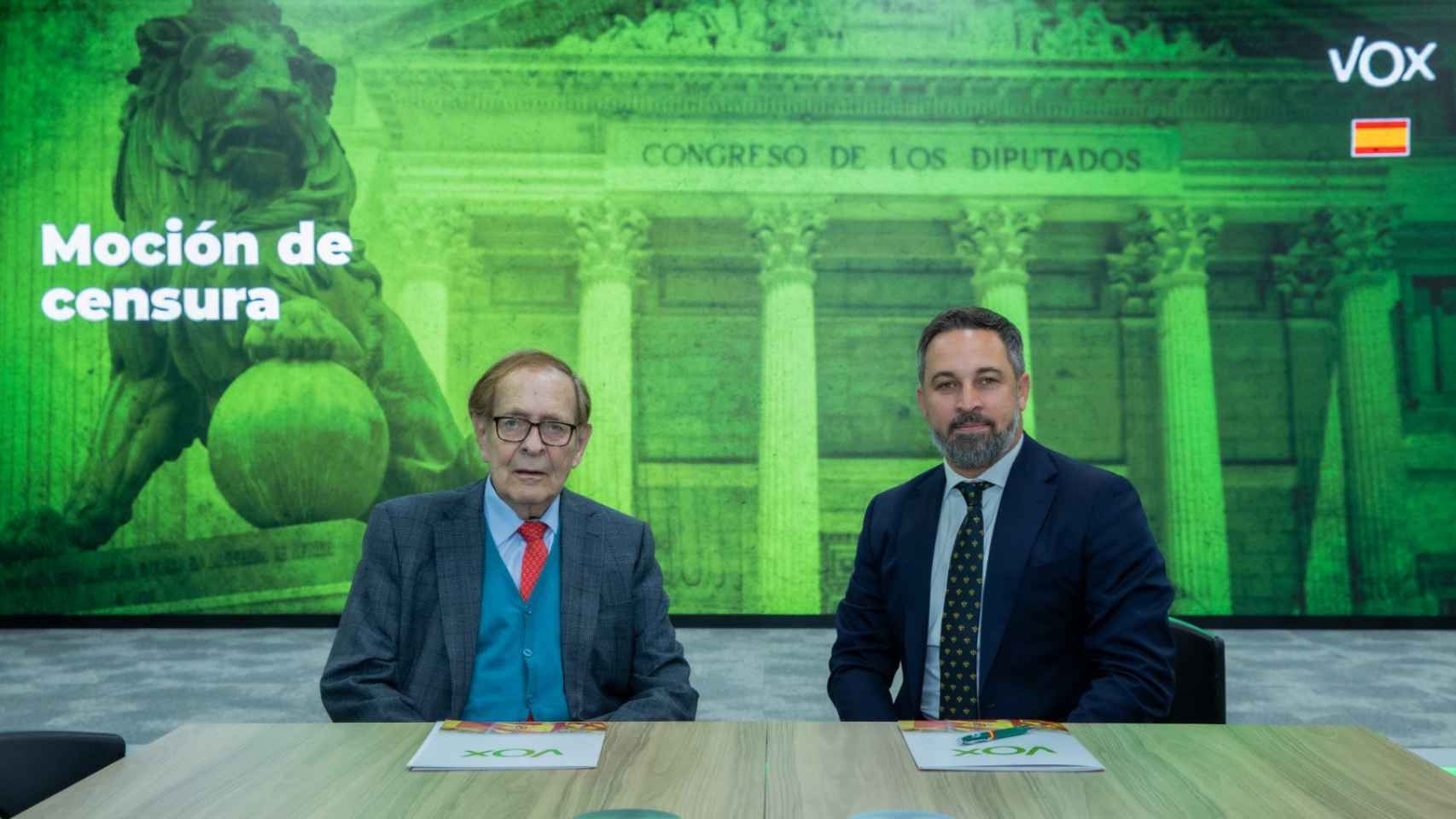 Ramón Tamames y Santiago Abascal este miércoles en la sede de Vox.