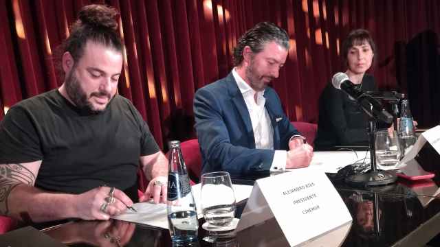 Alejandro Rius, presidente de Cinemur, y Alfonso Hernández, presidente de Fremm, este miércoles, en el centro de ocio Odiseo de Murcia, firmando un convenio inédito en la historia de la patronal del metal y el sector cinematográfico.