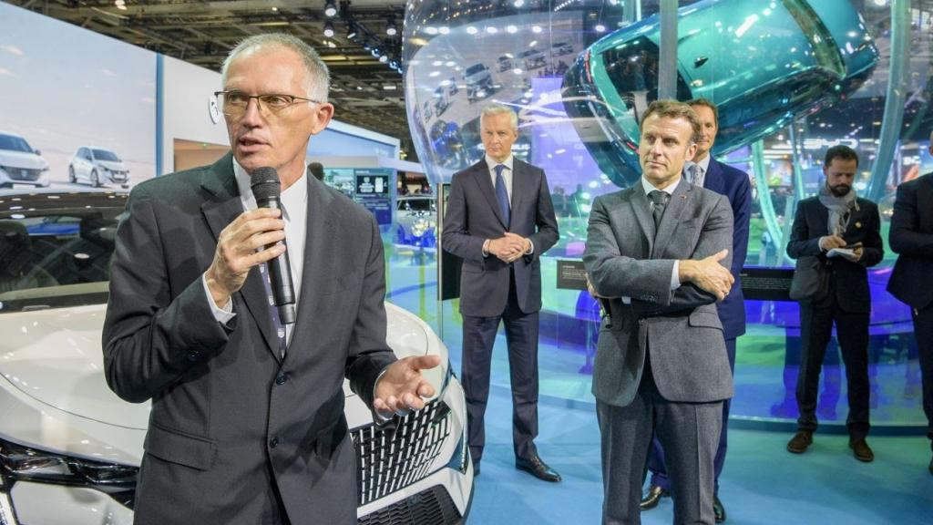 Carlos Tavares, CEO de Stellantis, y el presidente francés, Emmanuel Macron presidente de Francia, en el Salón de París de 2022.