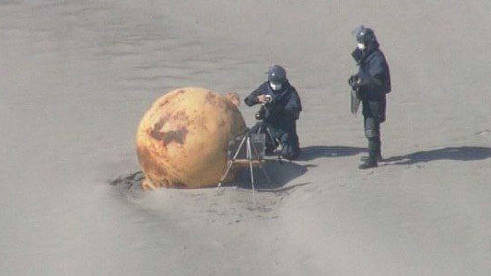 El misterioso objeto que se ha encontrado en una playa de Japón.