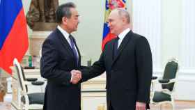 El Presidente de Rusia, Vladimir Putin, se reúne en Moscú con el jefe de la diplomacia china, Wang Yi.