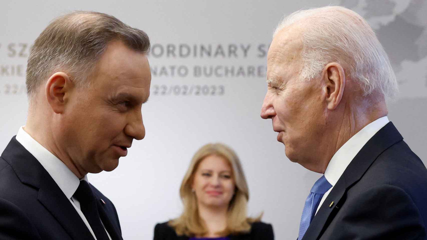 El presidente de Estados Unidos, Joe Biden, saluda a su homólogo polaco, Andrzej Duda, en la cumbre del B9 en Varsovia