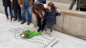 Familiares de  Pedro Brandariz colocan flores en su ilustración en el aniversario del fallecimiento