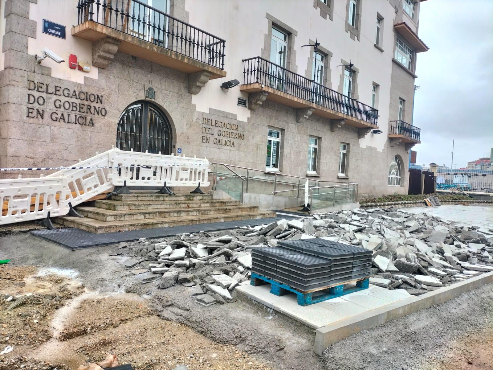 Losas levantadas frente a la plaza de Ourense (Quincemil).