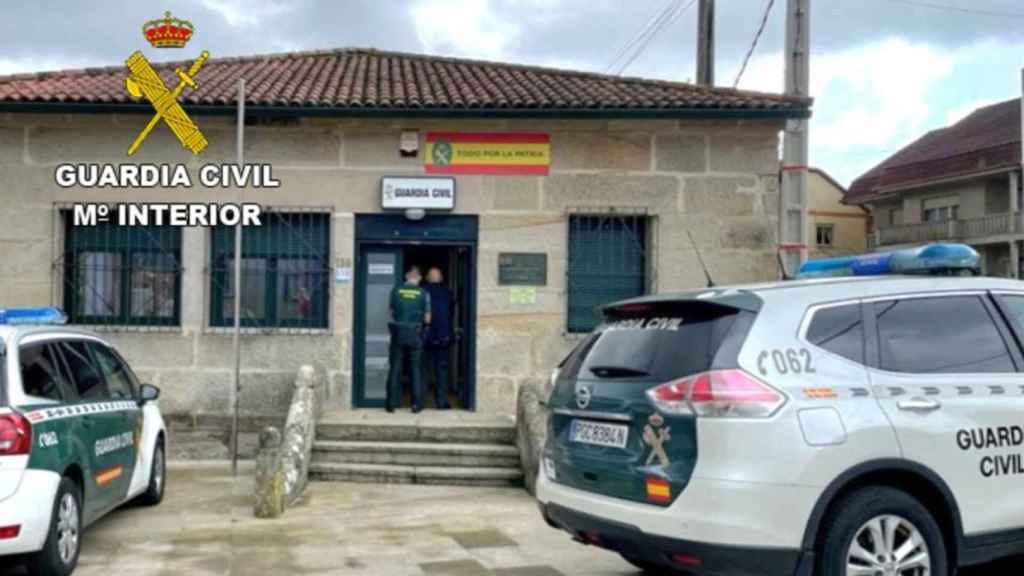 El detenido entrando en el cuartel de la Guardia Civil.