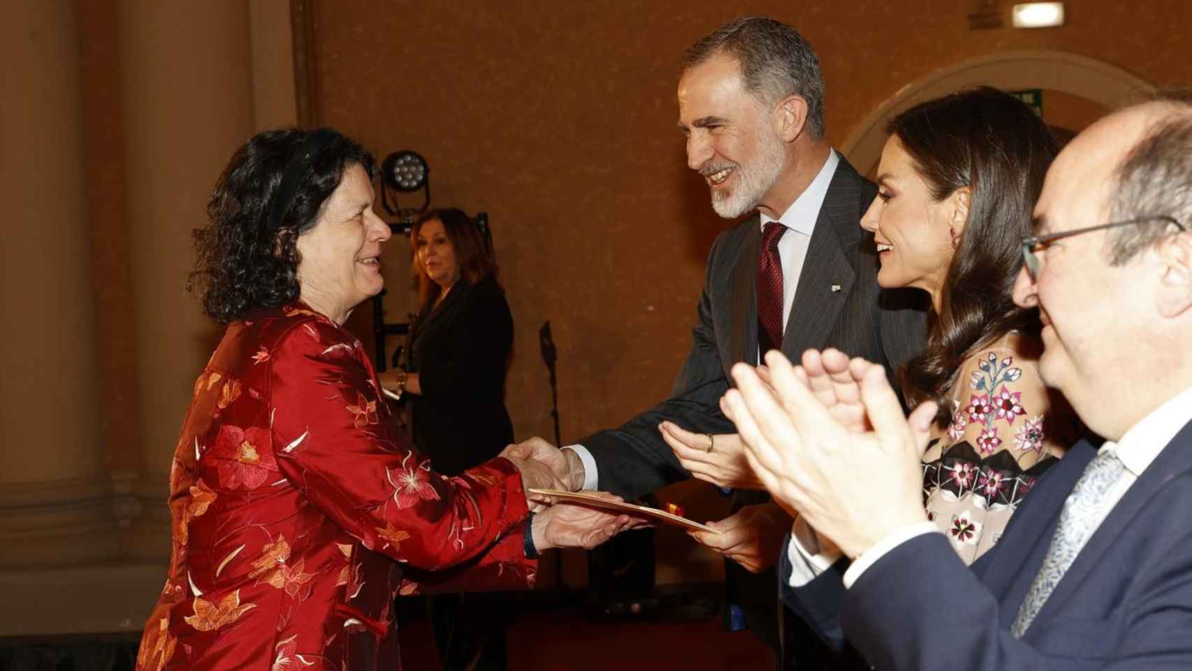 La docente e investigadora de la UVigo, Helena Cortés, recoge el premio de manos de los Reyes de España.