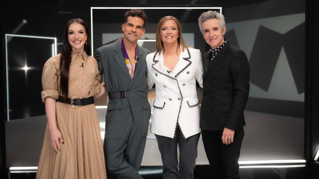 Inés Hernand, a la izquierda, junto a María Casado y el resto de invitados de ‘Las tres puertas’