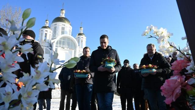 Ofrenda floral de Pedro Sánchez en la localidad ucraniana de Bucha.