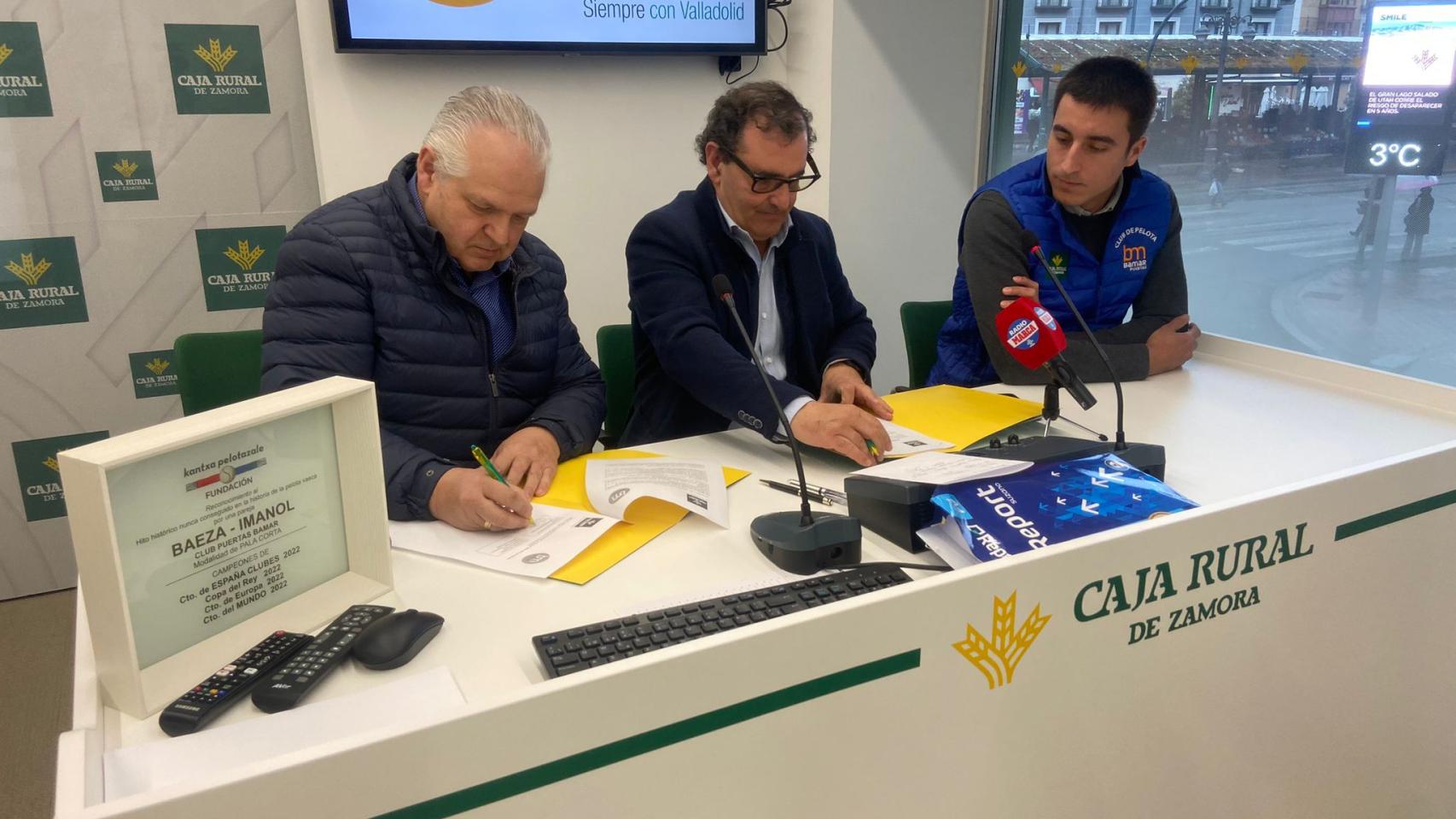 Narciso Prieto, Pedro Martínez y Carlos Baeza en la firma del convenio entre Caja Rural de Zamora y el Puertas Bamar.